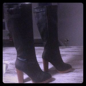 Knee length black boots with wooden heel